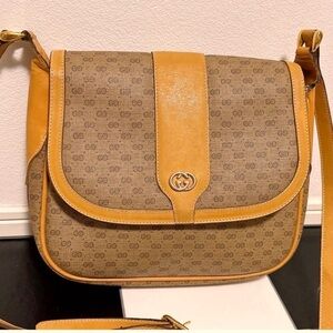 🛑✋Price Drop🛑😊Authentic Gucci Leather Crossbody/Shoulder Bag.